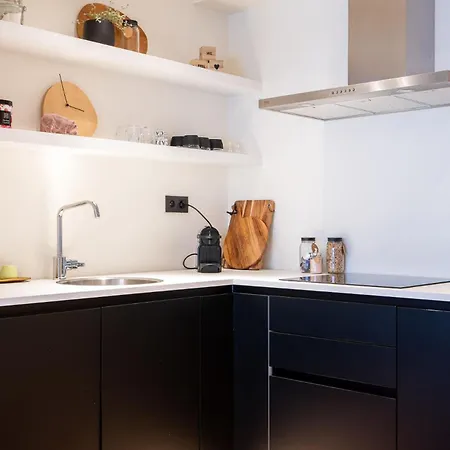 Centrally Located Close To The شقة