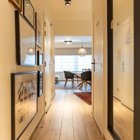 Centrally Located Close To The شقة
