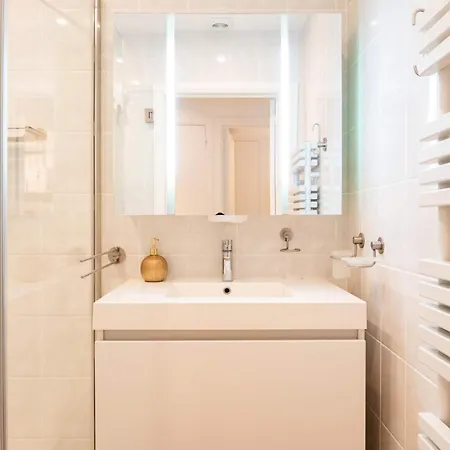 Centrally Located Close To The Apartment *