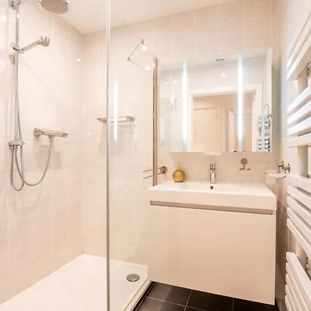 Centrally Located Close To The أوستيند