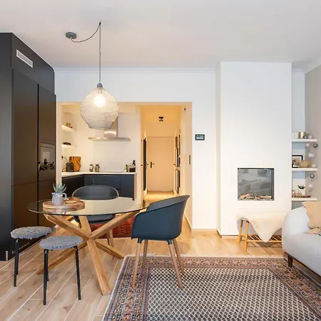 Centrally Located Close To The شقة