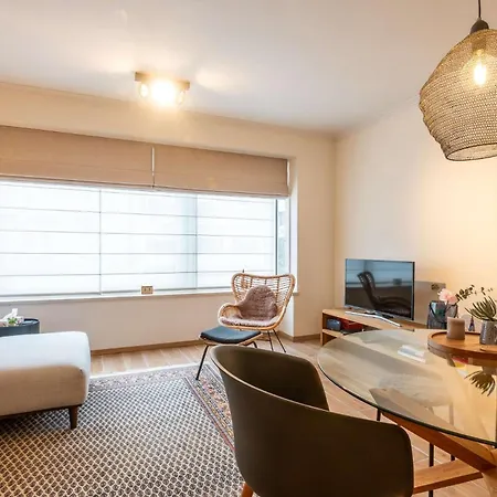 Centrally Located Close To The شقة *